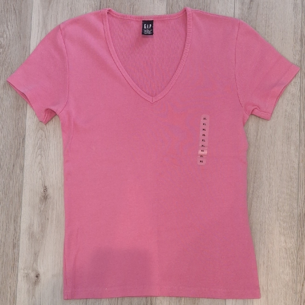 Vintage GAP Women's V-Neck Short Sleeve Tee in Pink